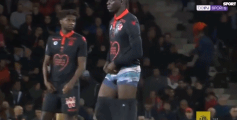 奥斯卡庆祝海港夺冠：我们是冠军！祝贺我的队友、朋友和球迷（奥斯卡为海港封王喝彩：我们是冠军！致敬我的队友、朋友与球迷）