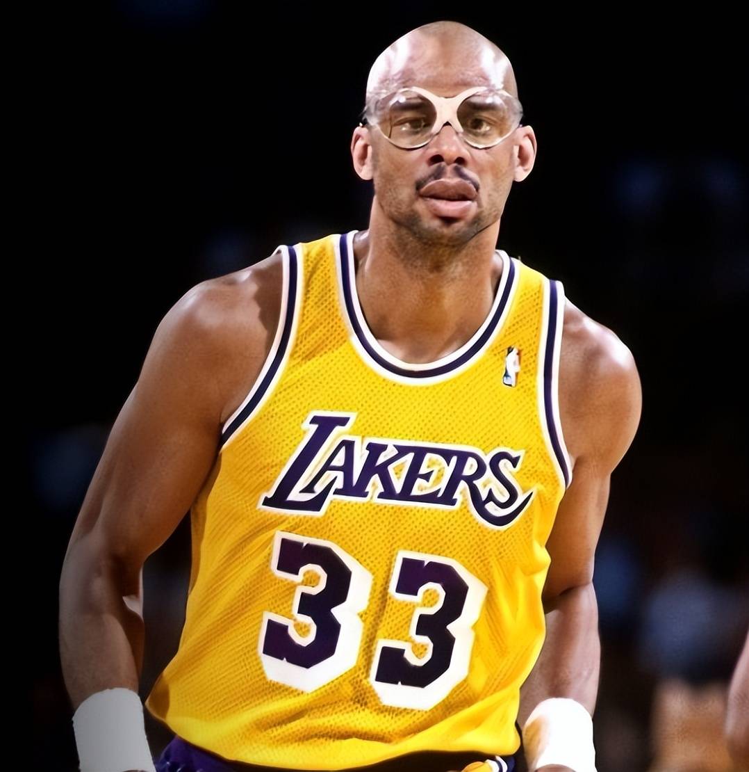 曼纳：那不勒斯让人感到不安是因为我们有孔蒂这样的冠军教练（曼纳：有冠军教头孔蒂坐镇，那不勒斯自然令对手不安）