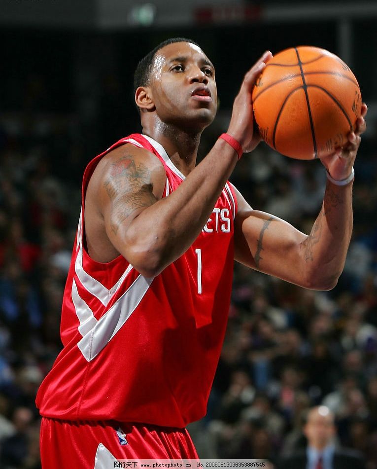 西亚卡姆和杰克逊半场均得分上双，二人合砍27分（西亚卡姆与杰克逊半场双双得分上双，共取27分）