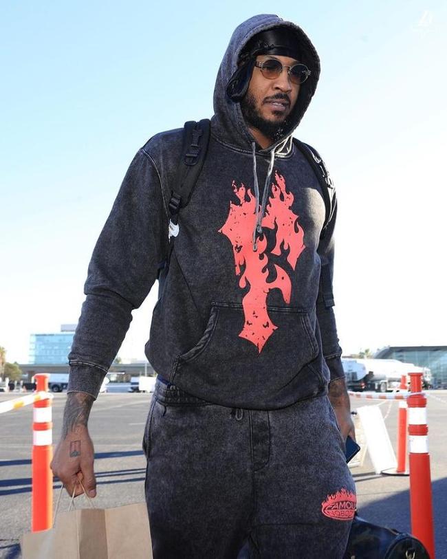 吉尔摩社媒晒照：手术成功，康复之路开始（吉尔摩在社媒晒照：手术顺利，开启康复之旅）