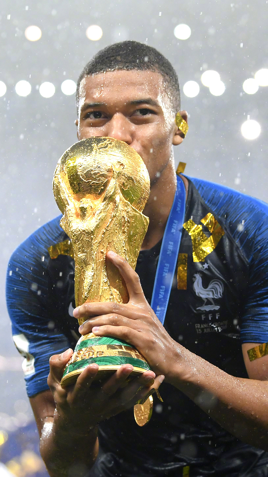 广东攻守兼备显示冠军相（广东攻防俱佳尽显冠军气质）